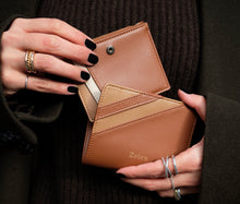 Load image into Gallery viewer, portefeuille modulable en cuir vegan camel