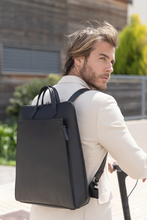 Charger l'image dans la galerie, Sac à dos pour homme en cuir vegan noir pour ordinateur portable