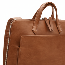 Charger l'image dans la galerie, Sac à dos en cuir vegan marron pour ordinateur portable