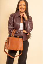 Charger l&#39;image dans la galerie, Vue de face porté du sac à main  rouge sécurisé Arsayo Passiflore