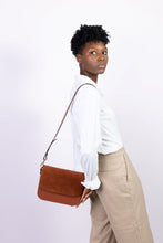 Charger l&#39;image dans la galerie, Sac à main vegan Brigitte Oxymore Camel porté à l’épaule – chic et éthique