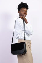 Charger l&#39;image dans la galerie, Sac à main vegan Brigitte Oxymore Noir porté à l’épaule – mode éthique et élégante