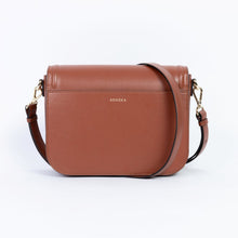 Charger l&#39;image dans la galerie, Brigitte camel - sac vegan iconique Ashoka Paris, alliant design parisien et mode éthique.