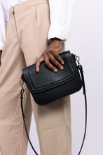 Load image into Gallery viewer, Sac à main vegan noir Brigitte Couture, design chic et intemporel