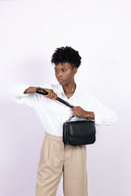 Load image into Gallery viewer, Brigitte Couture noir - sac vegan pratique au quotidien - peut se porter à l’épaule ou en bandoulière