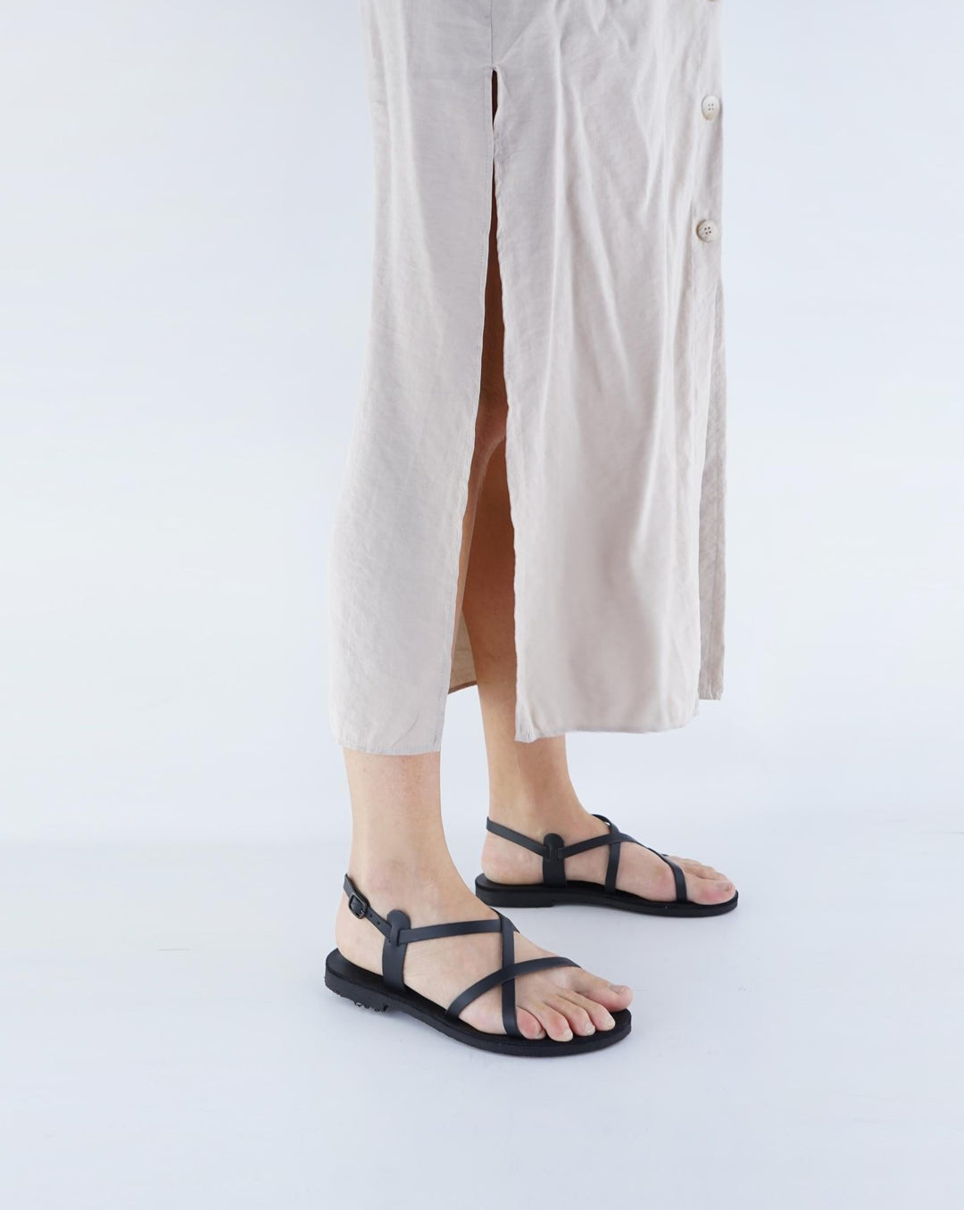 sandales noires éco responsable et cuir vegan de pomme