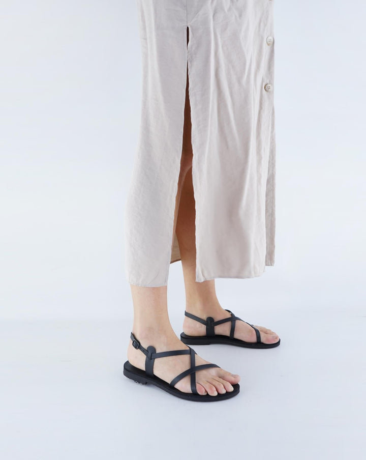 sandales noires éco responsable et cuir vegan de pomme