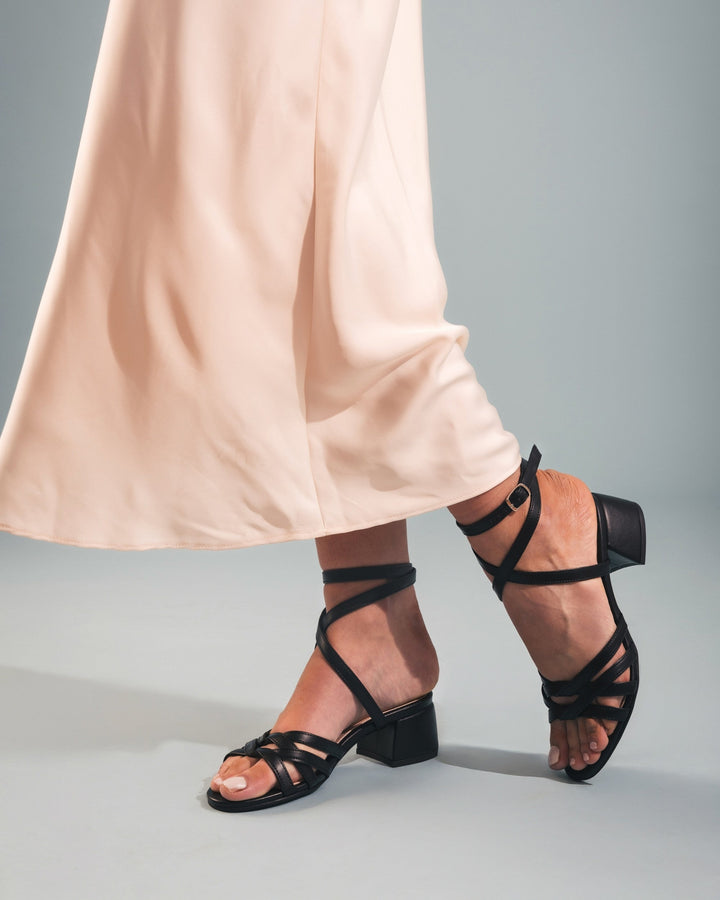 sandales noires à talons avec lanières