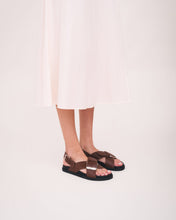 Charger l'image dans la galerie, Vegane Damen Sandalen mit Kreuzriemen – bequeme Sommerschuhe