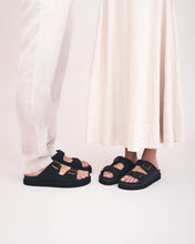 Laden Sie das Bild in den Galerie-Viewer, Sandalias veganas unisex estilo urbano suela acolchada ajuste con hebillas