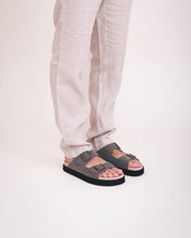Laden Sie das Bild in den Galerie-Viewer, Sandali vegani unisex due fasce fibbie suola spessa comfort urbano