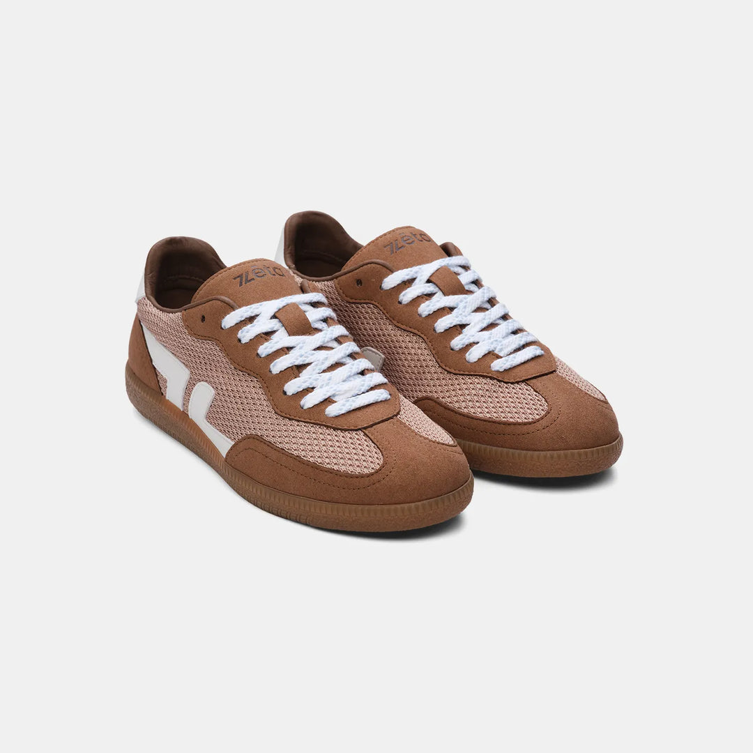 Vue de face des baskets vegan  Delta Moka, ton chaud, design confortable et matériaux recyclés.
