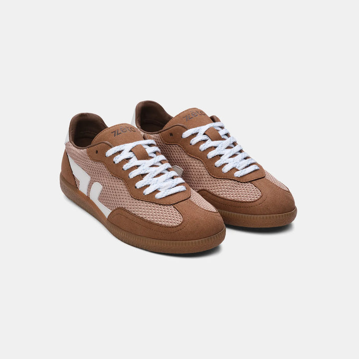 Vue de face des baskets vegan  Delta Moka, ton chaud, design confortable et matériaux recyclés.