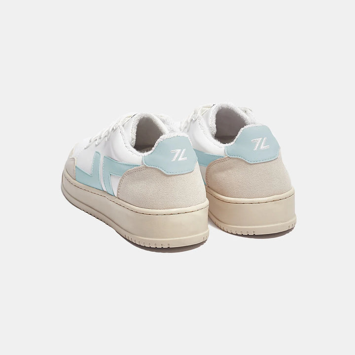 baskets en cuir vegan blanches et bleu ciel