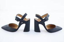 Charger l'image dans la galerie, chaussures à talons noires conçues à partir d'un alter-cuir vegan de maïs