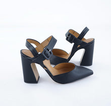 Charger l'image dans la galerie, chaussures à talons noires conçues à partir d'un alter-cuir vegan de maïs