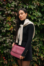 Load image into Gallery viewer, Sac Brigitte Bordeaux Ashoka Paris, sac à main vegan en cuir éthique et cruelty-free, design chic et élégant.