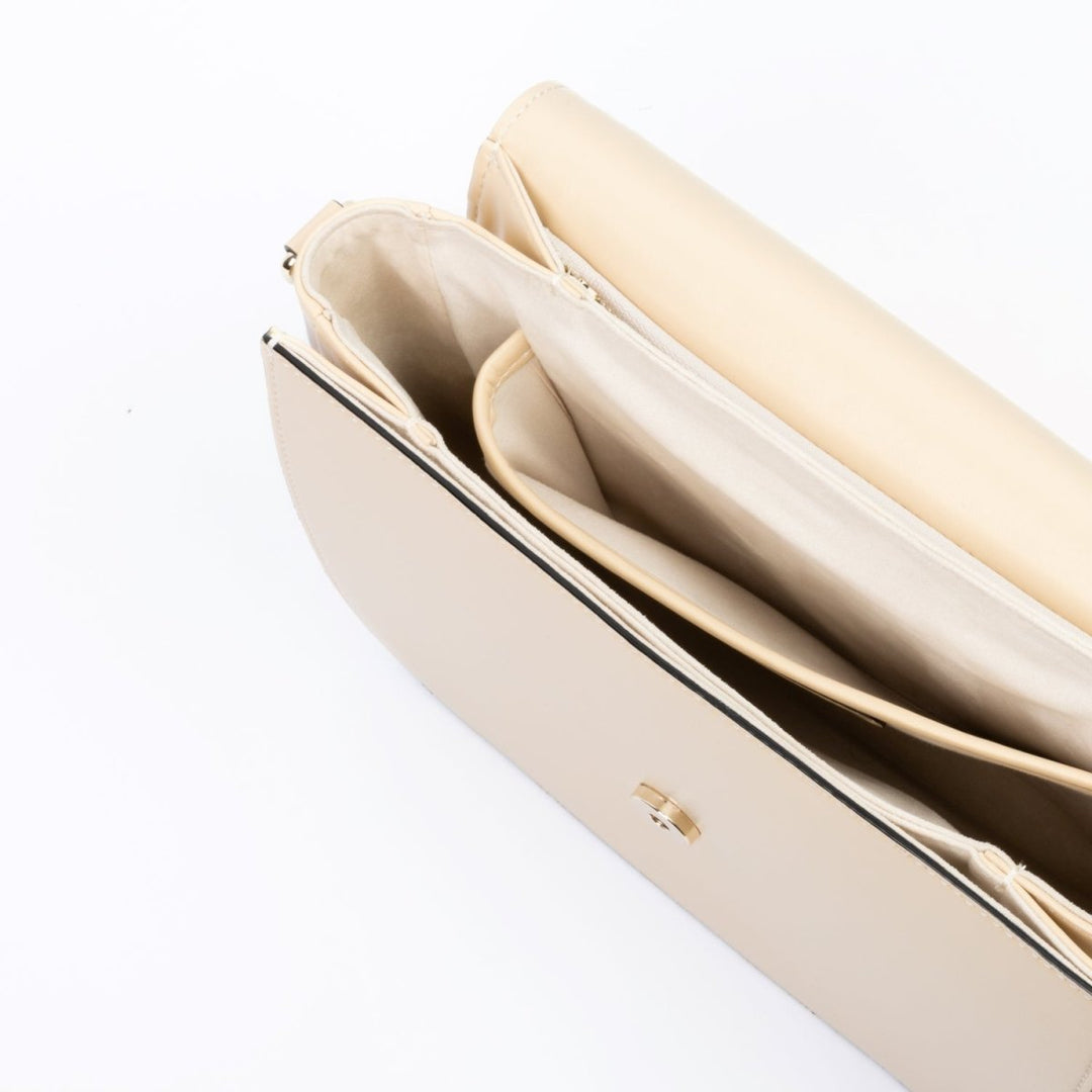 Sac Brigitte Ashoka Paris – Cuir vegan Uppeal™, design chic parisien, lignes épurées, rabat travaillé façon sellerie, élégant et durable.