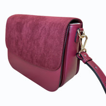 Load image into Gallery viewer, Sac vegan femme Brigitte Oxymore Bordeaux – détail bandoulière et couture latérale