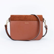 Charger l&#39;image dans la galerie, Sac vegan femme Brigitte Oxymore Camel – vue arrière avec poche extérieure