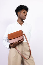 Charger l&#39;image dans la galerie, Sac vegan Brigitte Oxymore Camel porté à la main – mode durable