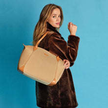 Charger l&#39;image dans la galerie, Sac vegan pour femme Apple Skin et Nylon recyclé caramel Journey Kromatik, sans cuir, éthique, écoresponsable, écologique, recyclé et sans cruauté