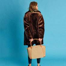 Charger l&#39;image dans la galerie, Sac vegan pour femme Apple Skin et Nylon recyclé caramel Journey Kromatik, sans cuir, éthique, écoresponsable, écologique, recyclé et sans cruauté