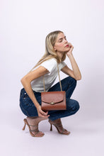 Load image into Gallery viewer, Mini Paname Camel porté – sac vegan élégant et responsable pour femme