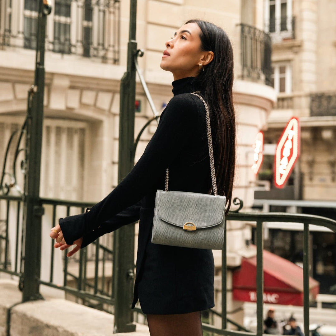 Mini Paname Lézard Bleu-Gris porté par une femme à Paris proche du métro sac à main vegan femme en cuir de pomme