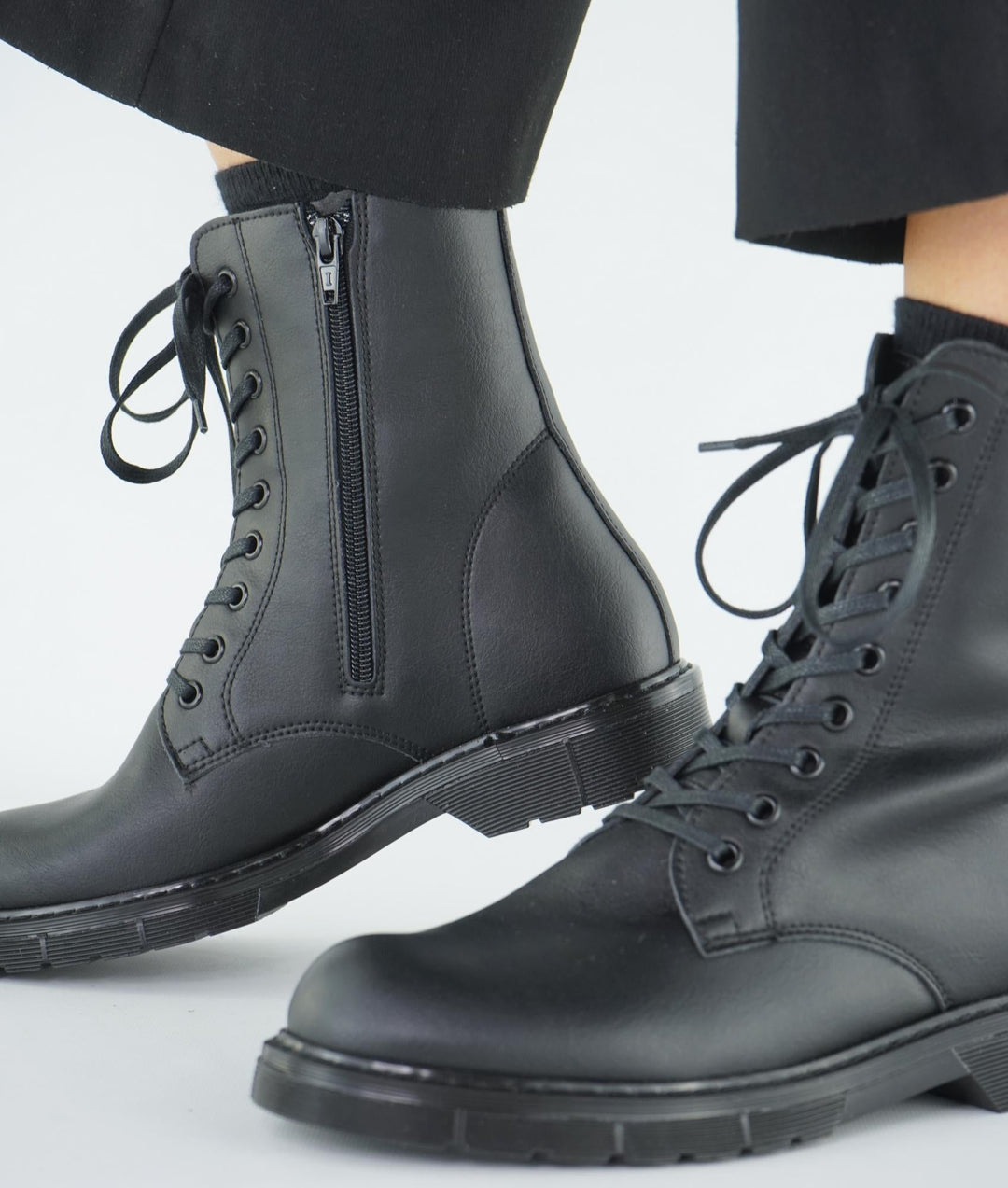 bottines noire à lacet en cuir vegan