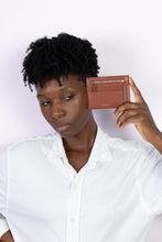 Load image into Gallery viewer, Porte-cartes vegan Uppeal™ pour femme, design sobre et parisien, doublure en bouteilles plastiques recyclées.