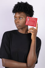 Load image into Gallery viewer, Ashoka Paris porte-cartes femme rouge, matière Uppeal™, doublure recyclée, élégance intemporelle.