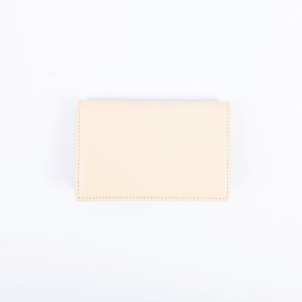 Porte-monnaie aux lignes courbes, modèle femme, design vegan et éthique, parfait pour contenir l’essentiel sans compromis.