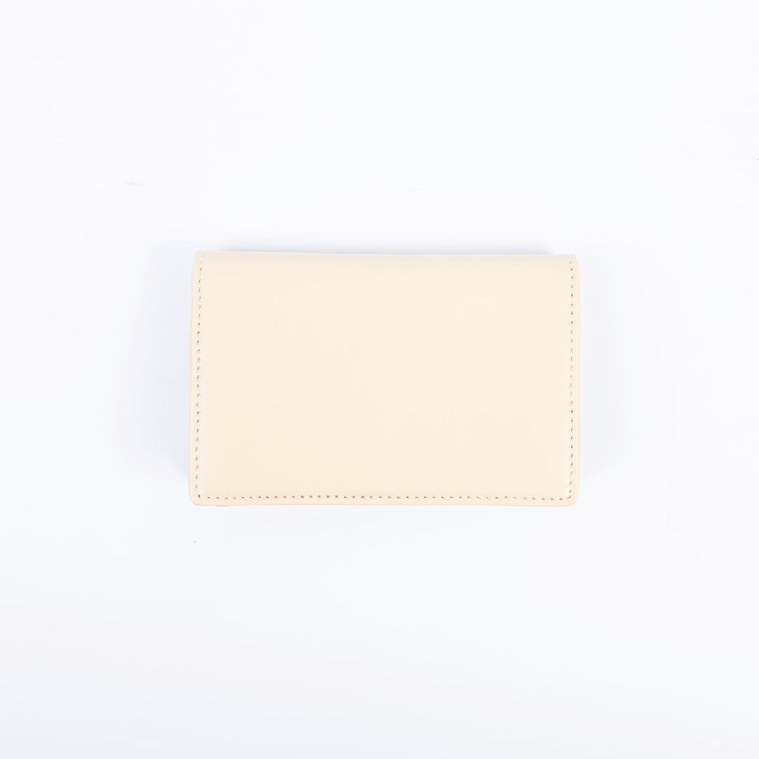 Porte-monnaie aux lignes courbes, modèle femme, design vegan et éthique, parfait pour contenir l’essentiel sans compromis.