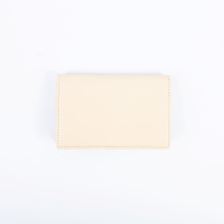 Porte-monnaie aux lignes courbes, modèle femme, design vegan et éthique, parfait pour contenir l’essentiel sans compromis.