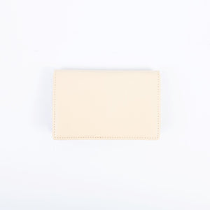 Porte-monnaie aux lignes courbes, modèle femme, design vegan et éthique, parfait pour contenir l’essentiel sans compromis.