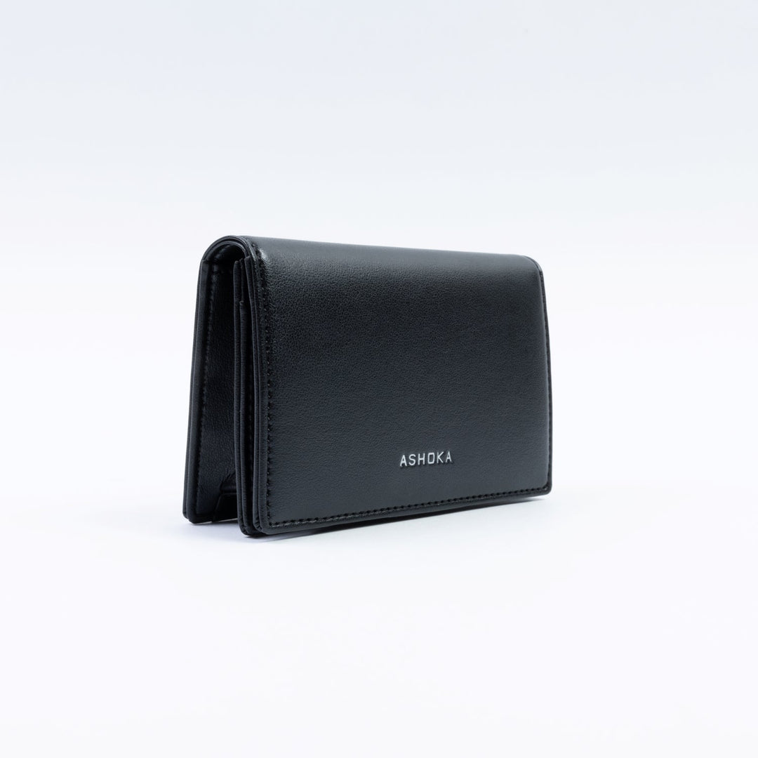 Porte-monnaie vegan noir pour femme, création Ashoka Paris alliant élégance parisienne et conscience écologique.