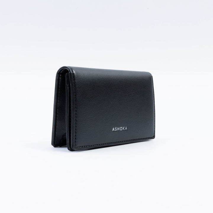 Porte-monnaie vegan noir pour femme, création Ashoka Paris alliant élégance parisienne et conscience écologique.