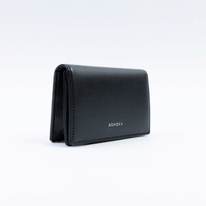 Porte-monnaie vegan noir pour femme, création Ashoka Paris alliant élégance parisienne et conscience écologique.