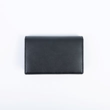 Charger l&#39;image dans la galerie, Petit porte-monnaie Uppeal™ noir, un accessoire végane raffiné imaginé à Paris pour le quotidien.