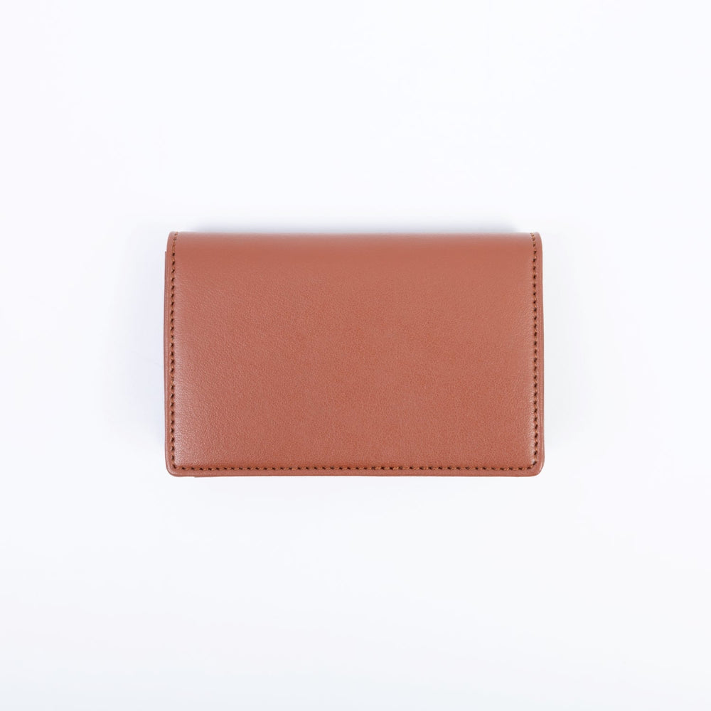 Ashoka Paris présente ce porte-monnaie femme durable : matière Apple Skin, design sobre et chic, fabriqué dans des ateliers responsables.