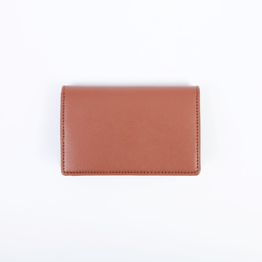 Ashoka Paris présente ce porte-monnaie femme durable : matière Apple Skin, design sobre et chic, fabriqué dans des ateliers responsables.
