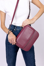 Load image into Gallery viewer, Sac vegan bordeaux pour femme - pour vous accompagner du matin au soir avec style 