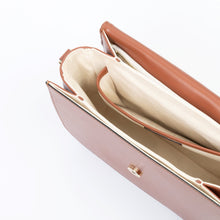 Charger l&#39;image dans la galerie, Sac à main vegan Brigitte camel pour femme - une création Ashoka Paris alliant élégance parisienne et éthique