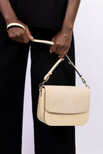 Charger l&#39;image dans la galerie, Sac à main vegan Brigitte Oxymore Bambou Sable porté à la main – chic et écoresponsable