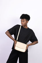 Charger l&#39;image dans la galerie, Sac à main vegan Brigitte Oxymore Bambou Sable porté à l’épaule – mode éthique femme