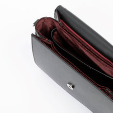 Charger l&#39;image dans la galerie, Sac vegan Brigitte Oxymore Noir – intérieur spacieux avec compartiments et doublure rouge