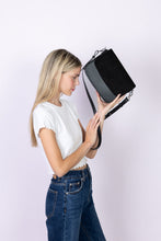 Charger l&#39;image dans la galerie, Sac à main vegan Brigitte Oxymore Noir porté à la main – élégance parisienne