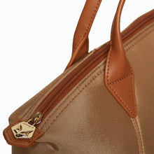 Charger l&#39;image dans la galerie, Sac vegan pour femme Journey Kromatik Apple Skin et Nylon recyclé caramel, sans cuir, éthique, écoresponsable, écologique, recyclé et sans cruauté