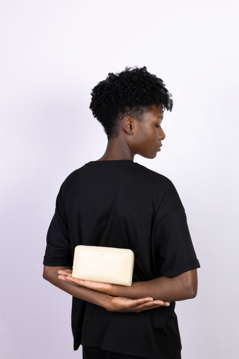 Portefeuille femme couleur sable - un accessoire vegan chic et responsable signé Ashoka Paris.